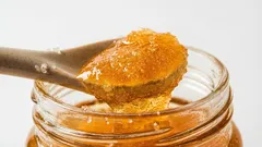 Hunaja on kiteytynyt – onko se siis pilaantunut? Mehiläishoitajat ovat jo kauan sitten selittäneet, mitä tämä tarkoittaa.