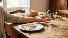 Onko veden juominen aterian jälkeen haitallista? Asiantuntijat selittivät, mitä todella tapahtuu.