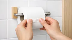 Näin avaat liimatun wc-paperirullan siististi 3 sekunnissa ilman repimistä