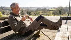 Tämä unohdettu juoma on jälleen trendikäs: miksi sikuri on hyödyllistä yli 60-vuotiaille