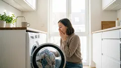 Unohditko pyykit pesukoneeseen yöksi? Tässä syy, miksi huuhtelu ei auta, ja mitä tehdä seuraavaksi.